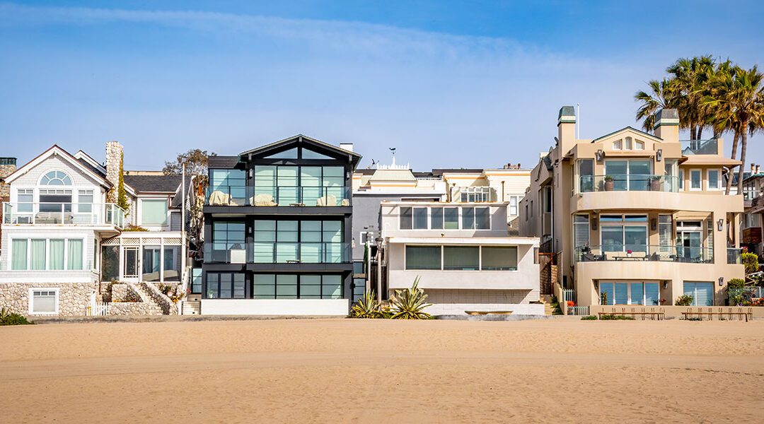Is There Airborne Mold in Your Beach House? Signs, Risks & Testing Tips